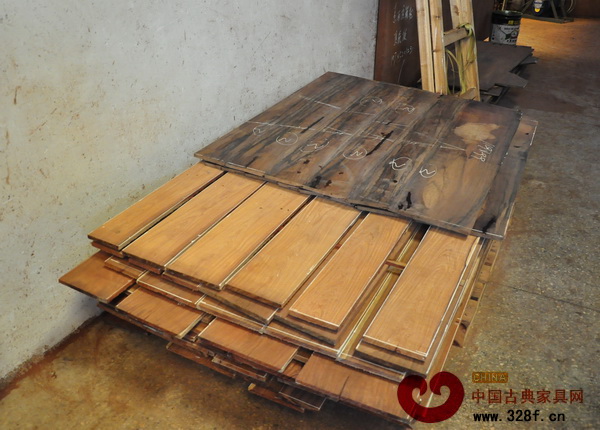 即將進入干燥機的木材 即將進入干燥機的木材