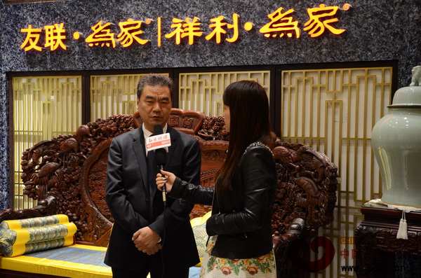 祥利集團(tuán)營運總裁谷建芳(左)接受《品牌紅木》雜志采訪 祥利集團(tuán)營運總裁谷建芳(左)接受《品牌紅木》雜志采訪