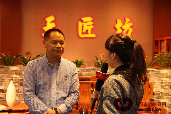 天匠坊紅木副董事長曾招桓在接受《品牌紅木》雜志記者的采訪 天匠坊紅木副董事長曾招桓在接受《品牌紅木》雜志記者的采訪