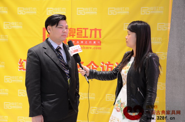 國壽紅木副總經(jīng)理王耀佳在接受《品牌紅木》雜志記者的采訪 國壽紅木副總經(jīng)理王耀佳在接受《品牌紅木》雜志記者的采訪