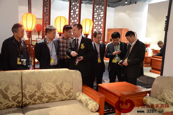 東陽市市委副書記、市長朱建軍(左二)等一行人參觀國壽紅木展廳 東陽市市委副書記、市長朱建軍(左二)等一行人參觀國壽紅木展廳