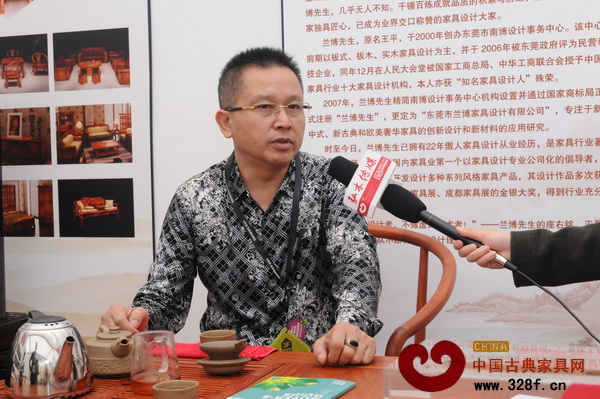 在東莞名家具展上蘭博先生接受弘木傳媒采訪 在東莞名家具展上蘭博先生接受弘木傳媒采訪