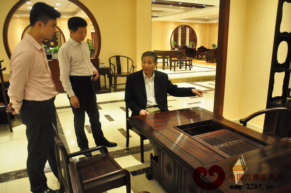 原故宮博物院文??萍疾恐魅尾莒o樓(右)前往水雨軒沙溪總店點(diǎn)評水雨軒產(chǎn)品 原故宮博物院文??萍疾恐魅尾莒o樓(右)前往水雨軒沙溪總店點(diǎn)評水雨軒產(chǎn)品