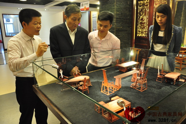 原故宮博物院文保科技部主任曹靜樓(左二)觀看水雨軒用3D打印技術(shù)制作的產(chǎn)品模型 原故宮博物院文??萍疾恐魅尾莒o樓(左二)觀看水雨軒用3D打印技術(shù)制作的產(chǎn)品模型