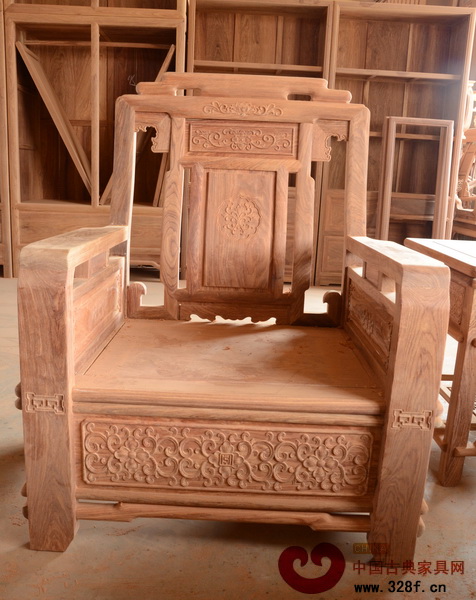 鴻紳堂生產(chǎn)的家具保證百分百刺猬紫檀材質(zhì)且無白邊 鴻紳堂生產(chǎn)的家具保證百分百刺猬紫檀材質(zhì)且無白邊