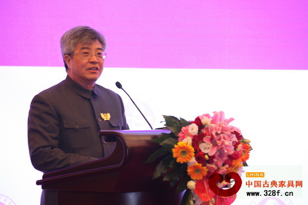 中山市政協(xié)主席丘樹宏在會上提出了六點關于紅木家具行業(yè)轉型升級的建議 中山市政協(xié)主席丘樹宏在會上提出了六點關于紅木家具行業(yè)轉型升級的建議