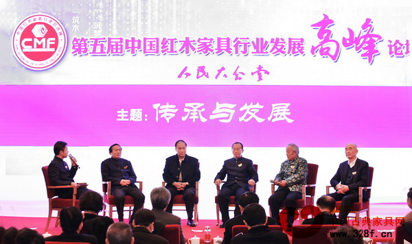 中國古典家具傳承工藝大師王秀林(右二)、故宮博物院副研究員周京南(右三)、亞太地區(qū)手工藝大師馮文土(右五)、中山市紅木家具行業(yè)協(xié)會會長蕭照興(右四)、中國傳統(tǒng)工藝大師邵湘文(右一)等與《品牌紅木》雜志CEO林偉華(右六)展開“傳承與發(fā)展”的討論 中國古典家具傳承工藝大師王秀林(右二)、故宮博物院副研究員周京南(右三)、亞太地區(qū)手工藝大師馮文土(右五)、中山市紅木家具行業(yè)協(xié)會會長蕭照興(右四)、中國傳統(tǒng)工藝大師邵湘文(右一)等與《品牌紅木》雜志CEO林偉華(右六)展開“傳承與發(fā)展”的討論