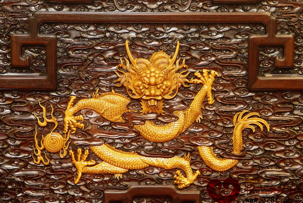 黃楊木雕刻的龍紋,鑲嵌在浮雕云紋面板上,還非常巧妙的運(yùn)用云紋遮掩住龍身,鑲嵌技藝之高超,令人贊嘆 黃楊木雕刻的龍紋,鑲嵌在浮雕云紋面板上,還非常巧妙的運(yùn)用云紋遮掩住龍身,鑲嵌技藝之高超,令人贊嘆