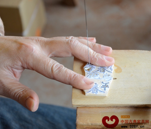 作為鑲嵌用的字,是由工匠用手工一個(gè)個(gè)用工具鋸出來的 作為鑲嵌用的字,是由工匠用手工一個(gè)個(gè)用工具鋸出來的