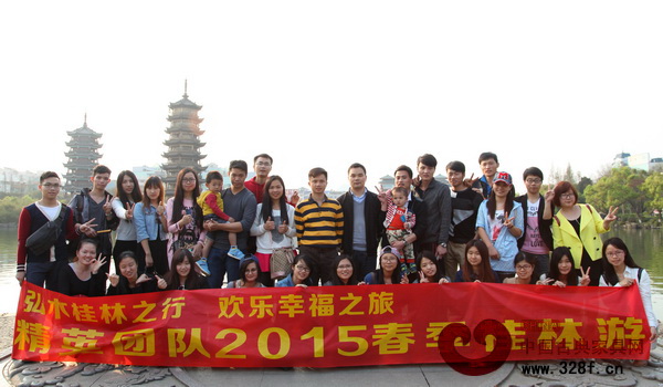 《品牌紅木》精英在桂林日月雙塔前合影 《品牌紅木》精英在桂林日月雙塔前合影