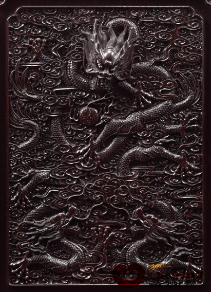 屏心雕刻海水云龍紋,龍首刻畫細膩,龍須清晰齊整飄逸首側(cè),鱗紋貼合龍的姿態(tài)自然轉(zhuǎn)動變化 屏心雕刻海水云龍紋,龍首刻畫細膩,龍須清晰齊整飄逸首側(cè),鱗紋貼合龍的姿態(tài)自然轉(zhuǎn)動變化