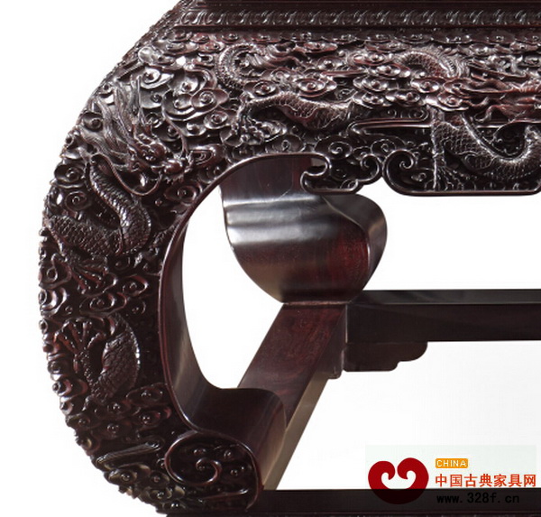 半月形、富有張力的鼓腿彭牙曲腿足,耗用了大量紫檀材料 半月形、富有張力的鼓腿彭牙曲腿足,耗用了大量紫檀材料