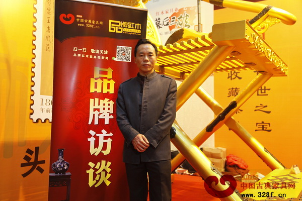 在2014年的中山紅木家具展上,源天福董事長劉飛兵接受《品牌紅木》雜志采訪 在2014年的中山紅木家具展上,源天福董事長劉飛兵接受《品牌紅木》雜志采訪