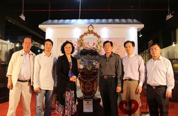 中山市市委常委、統(tǒng)戰(zhàn)部部長梁麗嫻(左三),大涌鎮(zhèn)黨委書記黃紅全(右二),潮州工藝美術(shù)協(xié)會會長謝金英,一品紅釉“盛世瓷花籃”作者蔡光秋大師與《迎春圖》《盛世瓷花籃》收藏者鄭先生合影留念 中山市市委常委、統(tǒng)戰(zhàn)部部長梁麗嫻(左三),大涌鎮(zhèn)黨委書記黃紅全(右二),潮州工藝美術(shù)協(xié)會會長謝金英,一品紅釉“盛世瓷花籃”作者蔡光秋大師與《迎春圖》《盛世瓷花籃》收藏者鄭先生合影留念