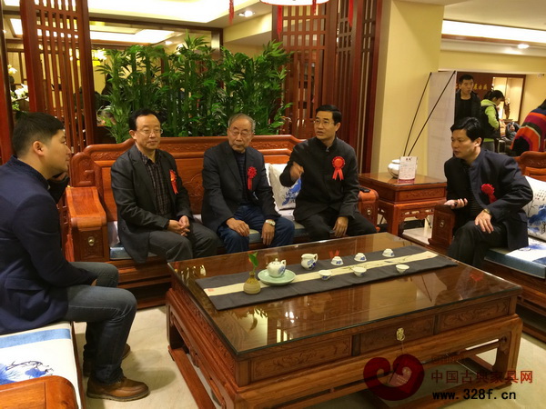 廣東省家具協(xié)會(huì)會(huì)長(zhǎng)王克(右二)與紅木家具行業(yè)技術(shù)專家曹新民(中)、華南農(nóng)業(yè)大學(xué)博士生導(dǎo)師李凱夫(左二),東成紅木董事長(zhǎng)張錫復(fù)(右一)暢談紅木家具發(fā)展趨勢(shì) 廣東省家具協(xié)會(huì)會(huì)長(zhǎng)王克(右二)與紅木家具行業(yè)技術(shù)專家曹新民(中)、華南農(nóng)業(yè)大學(xué)博士生導(dǎo)師李凱夫(左二),東成紅木董事長(zhǎng)張錫復(fù)(右一)暢談紅木家具發(fā)展趨勢(shì)