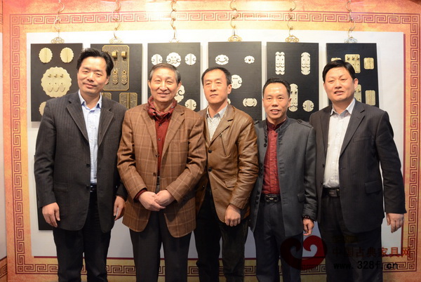 在2014年中國(guó)(江門)傳統(tǒng)家具精品鑒賞會(huì)上,幕后三雄與原故宮博物院文保科技部主任曹靜樓(左二),中國(guó)家具協(xié)會(huì)傳統(tǒng)家具專業(yè)委員會(huì)秘書長(zhǎng)姜恒夫(左三)合影 在2014年中國(guó)(江門)傳統(tǒng)家具精品鑒賞會(huì)上,幕后三雄與原故宮博物院文??萍疾恐魅尾莒o樓(左二),中國(guó)家具協(xié)會(huì)傳統(tǒng)家具專業(yè)委員會(huì)秘書長(zhǎng)姜恒夫(左三)合影