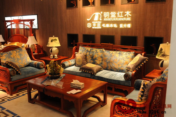軟裝對(duì)于紅木家具來(lái)說(shuō)既能遮羞也能扮美(圖為東莞名家具展上的明堂紅木展館) 軟裝對(duì)于紅木家具來(lái)說(shuō)既能遮羞也能扮美(圖為東莞名家具展上的明堂紅木展館)