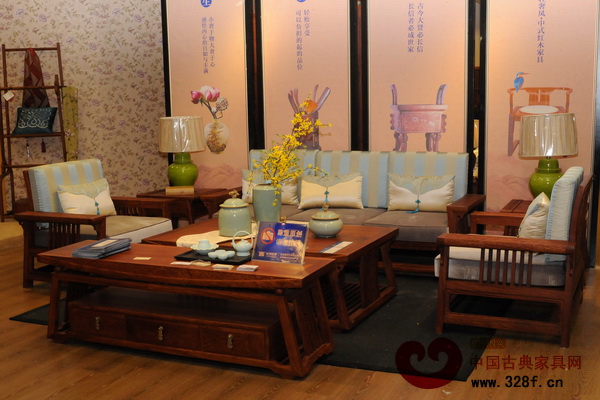 坐墊、靠枕、茶具、燈具等的運(yùn)用,與紅木家具相得益彰(圖為東莞名家具展上的中信紅木展廳) 坐墊、靠枕、茶具、燈具等的運(yùn)用,與紅木家具相得益彰(圖為東莞名家具展上的中信紅木展廳)