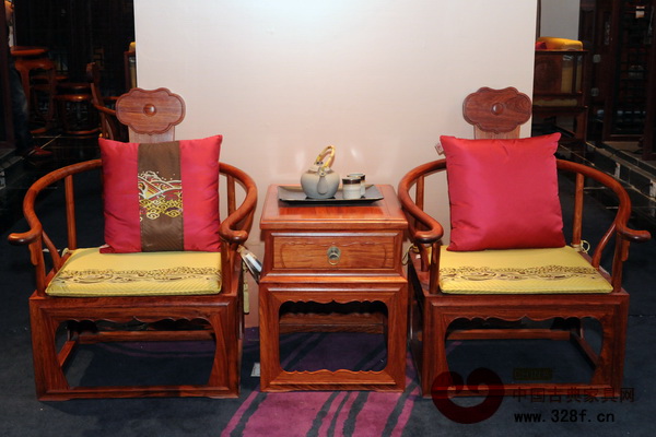 軟裝在紅木家具上的應(yīng)用越來(lái)越多了(圖為東莞名家具展上的國(guó)壽紅木展廳) 軟裝在紅木家具上的應(yīng)用越來(lái)越多了(圖為東莞名家具展上的國(guó)壽紅木展廳)