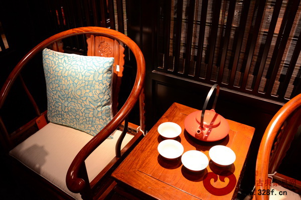 紅木軟裝不追求多,追求精致(圖為東莞名家具展上的戴為紅木展廳) 紅木軟裝不追求多,追求精致(圖為東莞名家具展上的戴為紅木展廳)