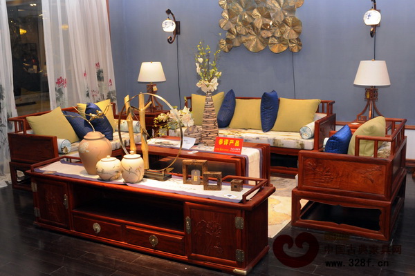 軟裝是紅木家具的點(diǎn)綴,柔化了它生硬的線條(圖為東莞名家具展上的萊韻達(dá)展廳) 軟裝是紅木家具的點(diǎn)綴,柔化了它生硬的線條(圖為東莞名家具展上的萊韻達(dá)展廳)