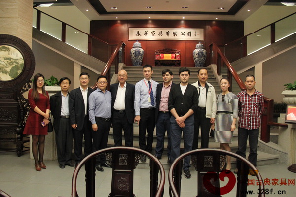 俄羅斯商業(yè)巨賈Mark Iliev(右四)、永華紅木家具副總經(jīng)理邱志坤(左六)以及“廣州三會”考察團等在永華紅木展廳合影留念 俄羅斯商業(yè)巨賈Mark Iliev(右四)、永華紅木家具副總經(jīng)理邱志坤(左六)以及“廣州三會”考察團等在永華紅木展廳合影留念