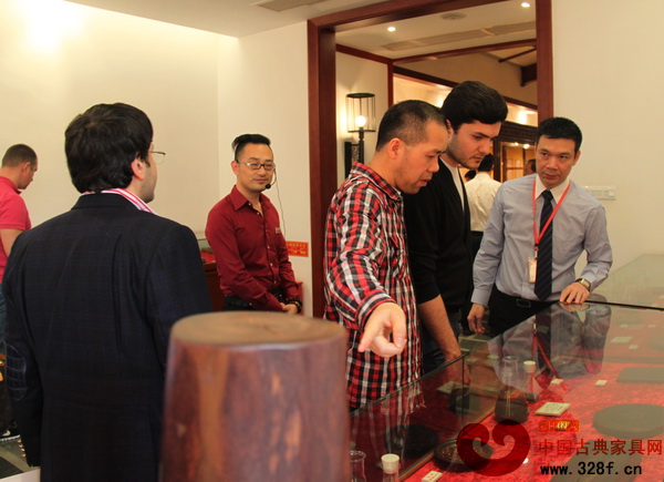 永華紅木家具副總經(jīng)理邱志坤(右一)為俄羅斯商業(yè)巨賈Mark Iliev(右二)等嘉賓進行紅木知識講解 永華紅木家具副總經(jīng)理邱志坤(右一)為俄羅斯商業(yè)巨賈Mark Iliev(右二)等嘉賓進行紅木知識講解