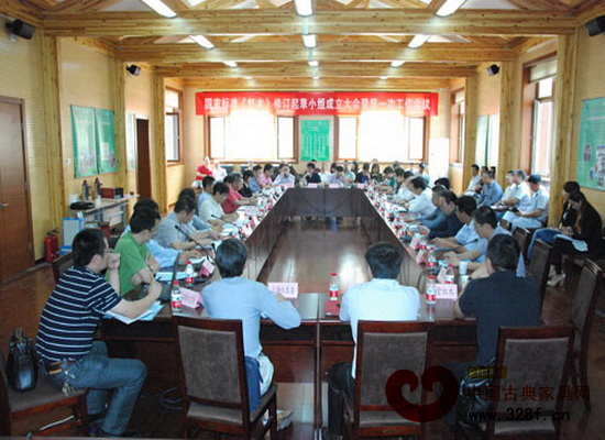 2013年9月16日,國家標(biāo)準(zhǔn)《紅木》修訂起草小組成立大會(huì)暨第一次工作會(huì)議在北京召開 2013年9月16日,國家標(biāo)準(zhǔn)《紅木》修訂起草小組成立大會(huì)暨第一次工作會(huì)議在北京召開