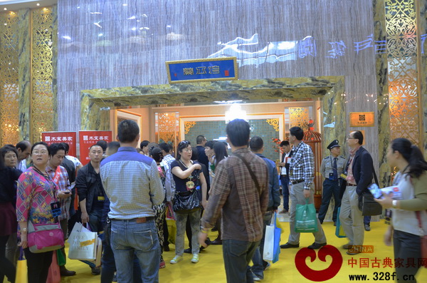 木寶美家深圳家具展展館前人來人往