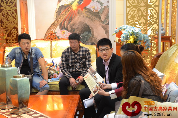 木寶美家工作人員為有意向加盟的采購商介紹企業(yè)情況