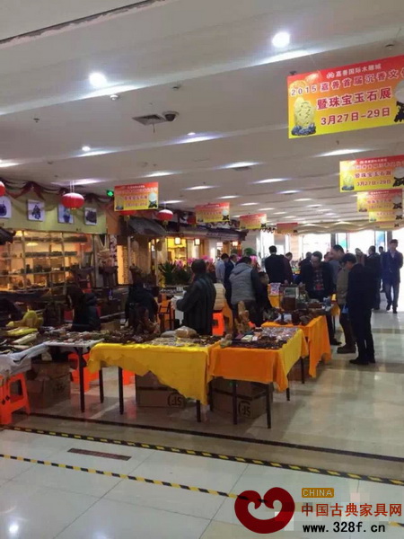 展會(huì)上許多游客前來參觀 展會(huì)上許多游客前來參觀