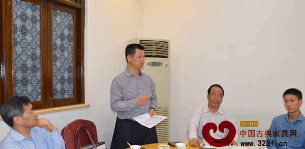 中山市紅木古典家具學會理事長蕭社和作了2014年度工作報告