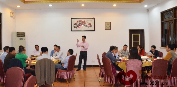 中山市紅木古典家具學會執(zhí)行理事長林偉華對2015年工作進行了詳細的計劃和安排