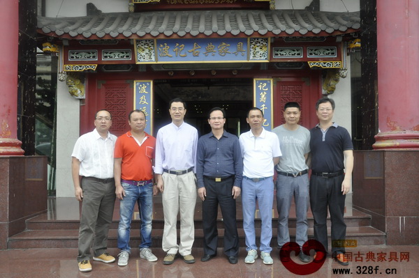 廣東省家具協(xié)會(huì)會(huì)長(zhǎng)王克(左三)、中山市沙溪鎮(zhèn)環(huán)保局局長(zhǎng)胡敏立(右一)、中山市沙溪鎮(zhèn)鎮(zhèn)長(zhǎng)陳順葆(右四)與企業(yè)代表在波記展廳前合影 廣東省家具協(xié)會(huì)會(huì)長(zhǎng)王克(左三)、中山市沙溪鎮(zhèn)環(huán)保局局長(zhǎng)胡敏立(右一)、中山市沙溪鎮(zhèn)鎮(zhèn)長(zhǎng)陳順葆(右四)與企業(yè)代表在波記展廳前合影