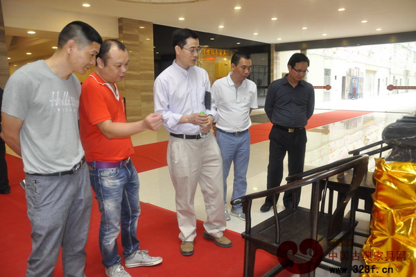 王克一行視察金隆紅木家具城 王克一行視察金隆紅木家具城