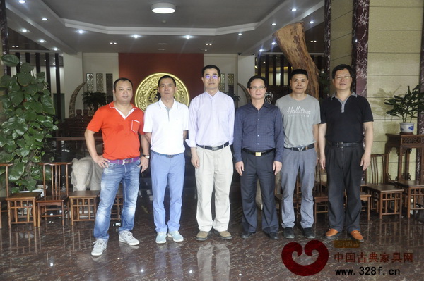 王克一行在紫木軒展廳內(nèi)合影 王克一行在紫木軒展廳內(nèi)合影