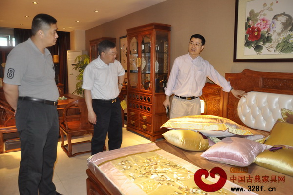 王克為志成紅木的家具提出中肯的建議 王克為志成紅木的家具提出中肯的建議