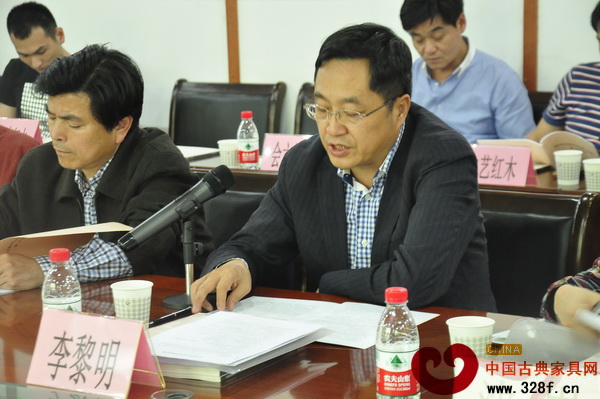 東陽(yáng)市紅木家具行業(yè)協(xié)會(huì)會(huì)長(zhǎng)李黎明作2014年協(xié)會(huì)工作報(bào)告