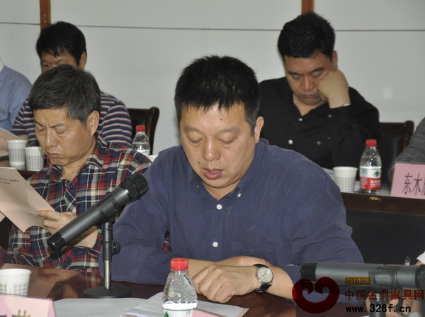 東陽(yáng)紅木家具行業(yè)協(xié)會(huì)常務(wù)副會(huì)長(zhǎng)張向榮作2015年協(xié)會(huì)工作計(jì)劃報(bào)告