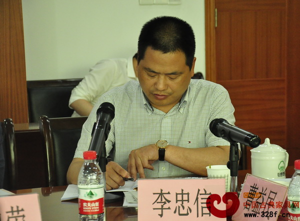 東陽(yáng)市紅木家具行業(yè)協(xié)會(huì)常務(wù)副會(huì)長(zhǎng)李忠信作2014年協(xié)會(huì)財(cái)務(wù)報(bào)告