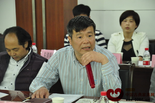 東陽(yáng)市質(zhì)量監(jiān)管局局長(zhǎng)陸文獻(xiàn)針對(duì)冒充東陽(yáng)紅木家具做廣告的現(xiàn)象發(fā)言