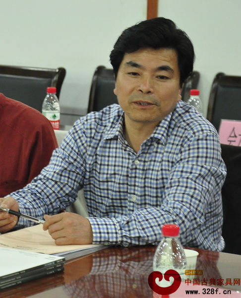 東陽(yáng)市紅木家具行業(yè)協(xié)會(huì)名譽(yù)會(huì)長(zhǎng)施侍偉在會(huì)上發(fā)表重要講話