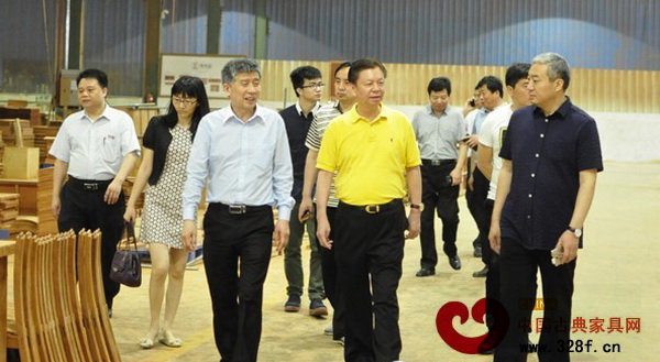 在國壽紅木董事長陳國壽(前排中)陪同下,考察團(tuán)一行來到二廠生產(chǎn)車間實地考察 在國壽紅木董事長陳國壽(前排中)陪同下,考察團(tuán)一行來到二廠生產(chǎn)車間實地考察