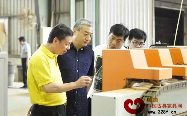 國壽紅木董事長陳國壽(左一)為郭力銘書記(左二)介紹國壽紅木先進(jìn)的精雕設(shè)備 國壽紅木董事長陳國壽(左一)為郭力銘書記(左二)介紹國壽紅木先進(jìn)的精雕設(shè)備