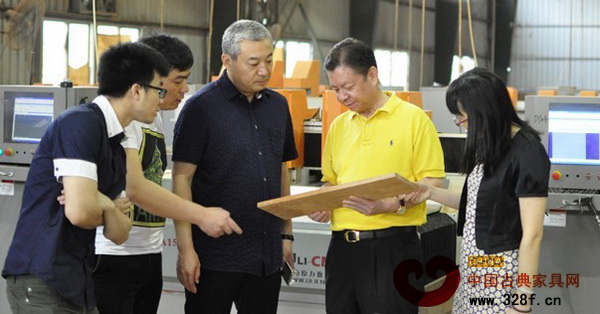 國壽紅木董事長陳國壽(右二)向考察團(tuán)介紹精雕效果 國壽紅木董事長陳國壽(右二)向考察團(tuán)介紹精雕效果