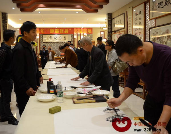書畫家們在偉明軒紅木文化藝術長廊潑墨揮毫 書畫家們在偉明軒紅木文化藝術長廊潑墨揮毫
