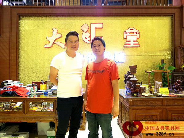 大匯堂總經(jīng)理胡春騰（左）與胡春龍（右）合影