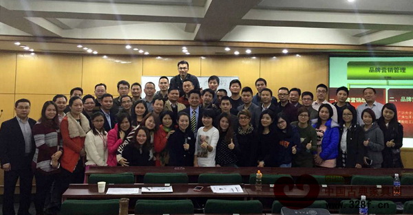 弘木傳媒精英在培訓(xùn)結(jié)束后與導(dǎo)師及同學(xué)合影留念 弘木傳媒精英在培訓(xùn)結(jié)束后與導(dǎo)師及同學(xué)合影留念