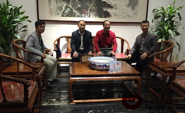 廣東省人社廳專業(yè)技術(shù)人員管理處調(diào)研員李少輝(左二)與中山市紅木古典家具學(xué)會(huì)名譽(yù)理事長(zhǎng)蔡澤強(qiáng)(右二)、理事長(zhǎng)蕭社和(右一)、執(zhí)行理事長(zhǎng)林偉華(左一)合影留念 廣東省人社廳專業(yè)技術(shù)人員管理處調(diào)研員李少輝(左二)與中山市紅木古典家具學(xué)會(huì)名譽(yù)理事長(zhǎng)蔡澤強(qiáng)(右二)、理事長(zhǎng)蕭社和(右一)、執(zhí)行理事長(zhǎng)林偉華(左一)合影留念