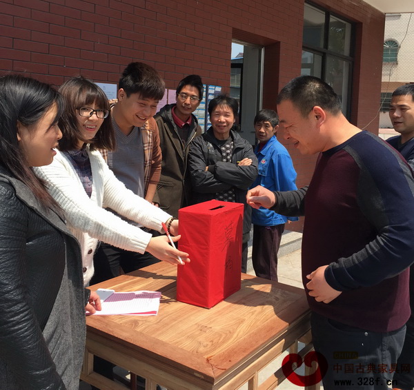 萬(wàn)家宜愛(ài)心捐款活動(dòng)現(xiàn)場(chǎng),萬(wàn)家宜董事長(zhǎng)吳明月(右一)獻(xiàn)出愛(ài)心 萬(wàn)家宜愛(ài)心捐款活動(dòng)現(xiàn)場(chǎng),萬(wàn)家宜董事長(zhǎng)吳明月(右一)獻(xiàn)出愛(ài)心